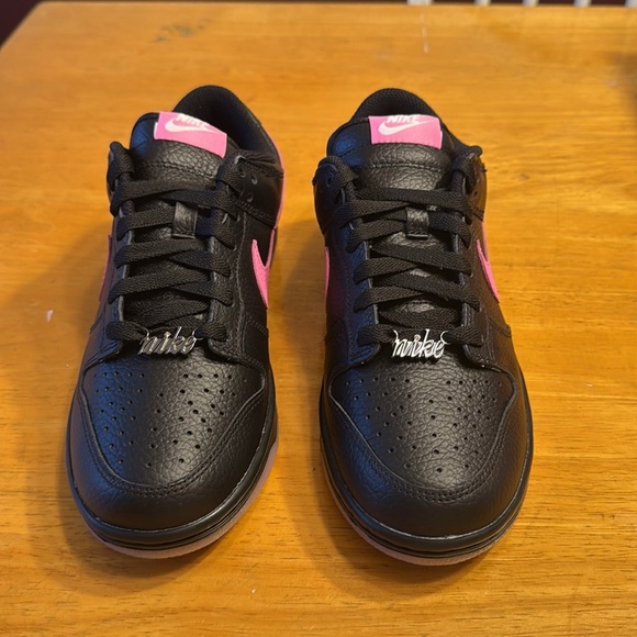 Nike Black & Pink Shoes. New. Women’s 8.5 - Picture 2 of 9